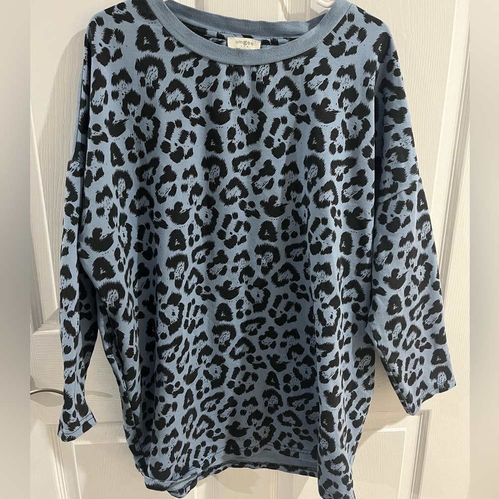 Umgee Women’s Oversized Crewneck Shirt Cheetah Size medium blue black